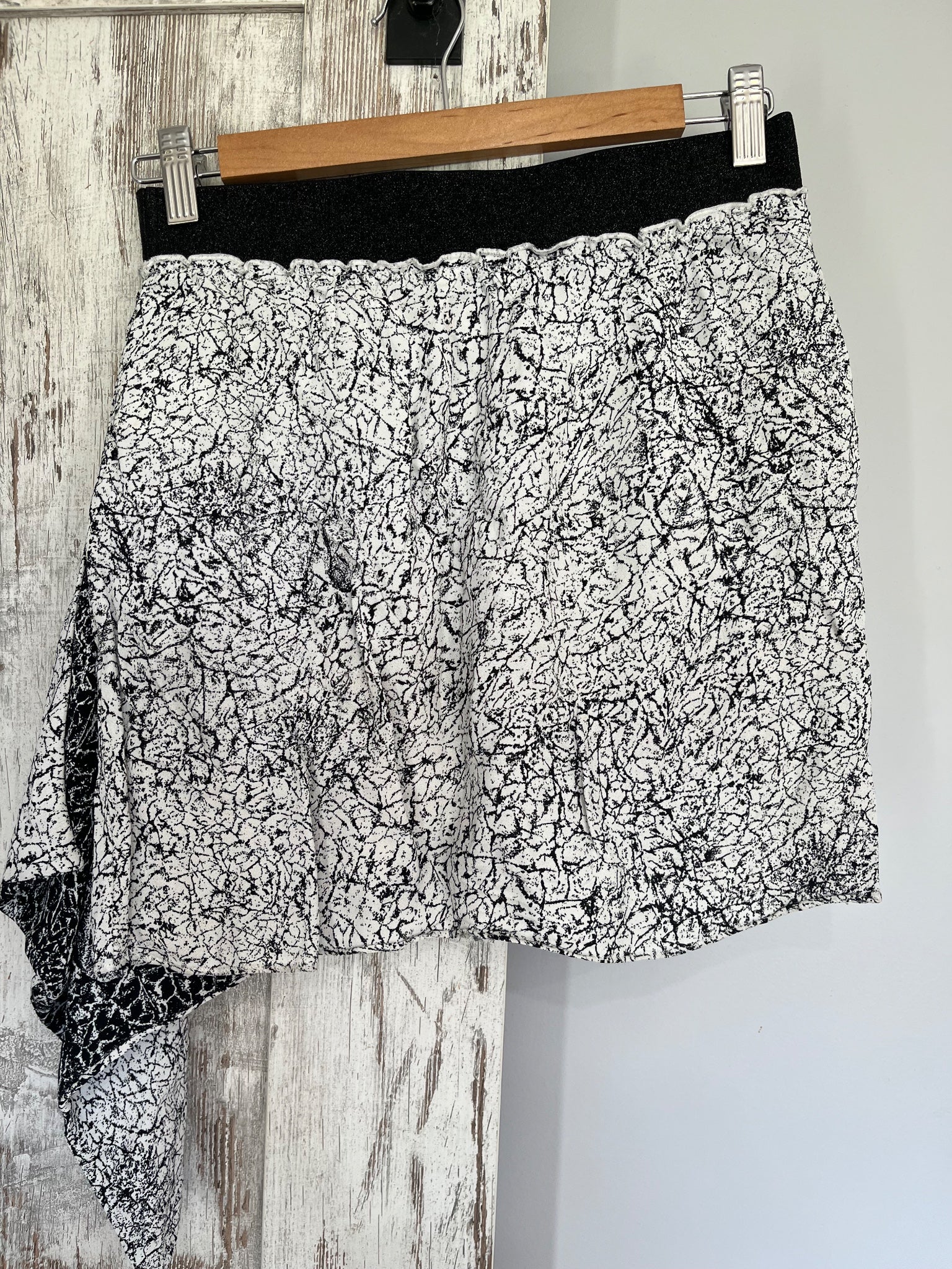 The Come Back Black & White Abstract Print Asymmetrical Skirt - Image 2