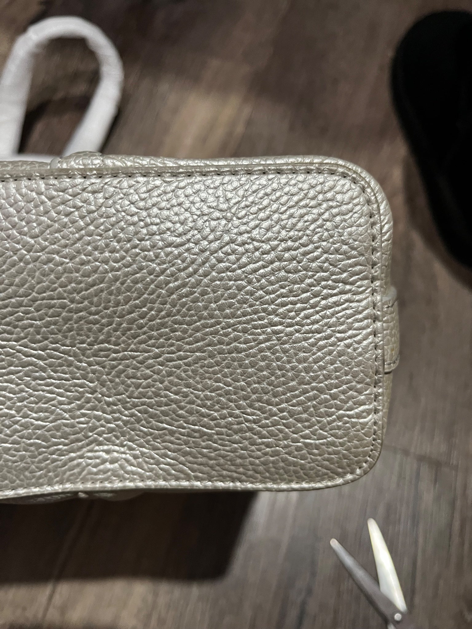 Oroton Melanie Pebble Tote Bag Pale Silver - Image 7