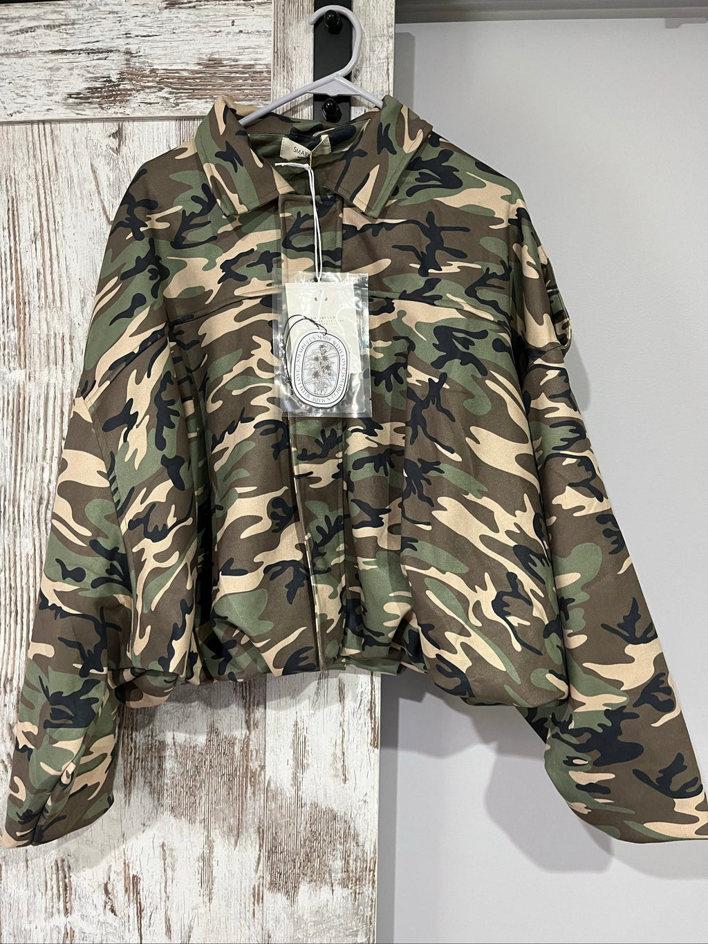 Smaibulun camouflage suede jacket in green, beige, and black with collared design and front zipper.