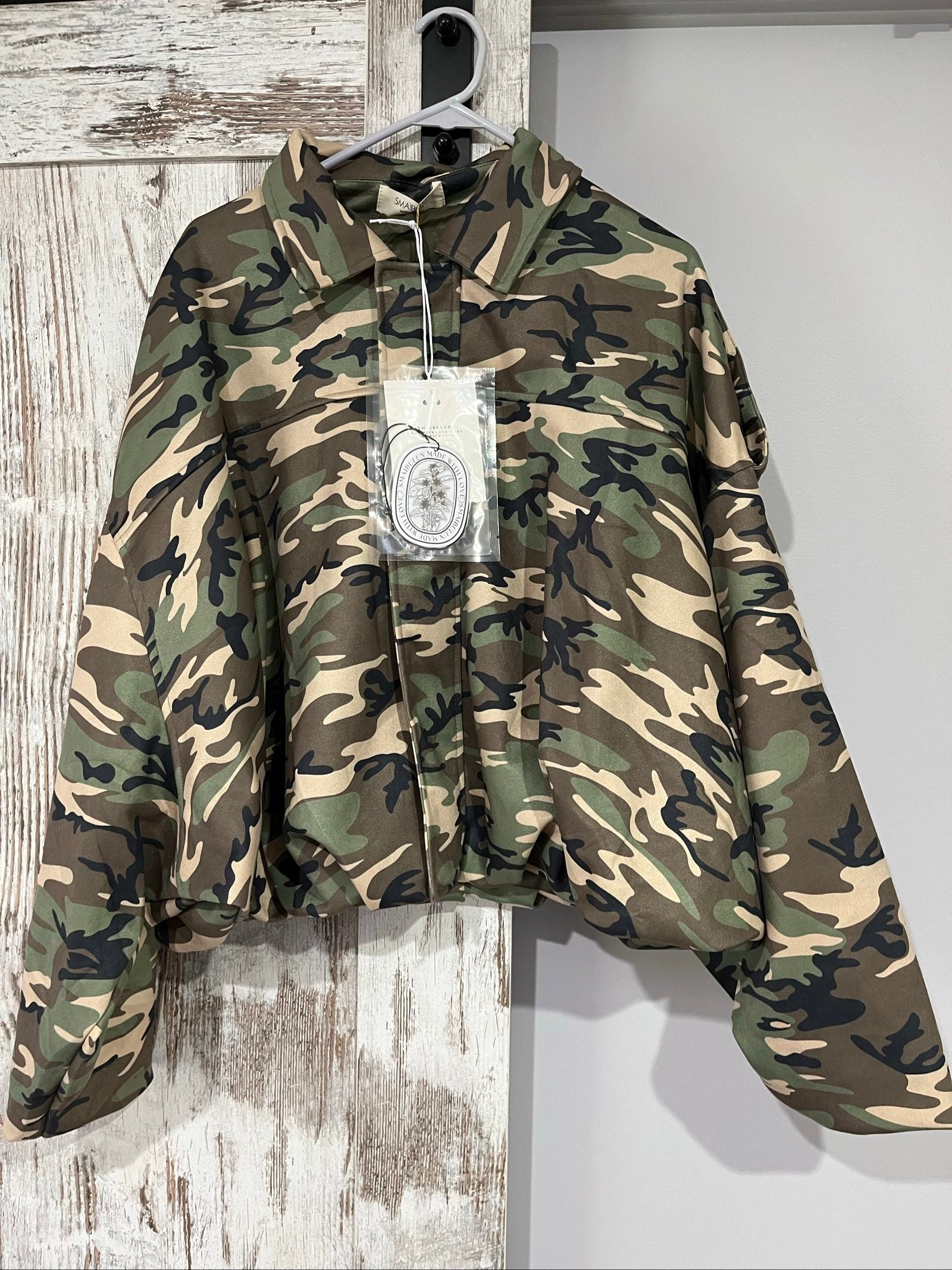 Smaibulun camouflage suede jacket in green, beige, and black with collared design and front zipper.