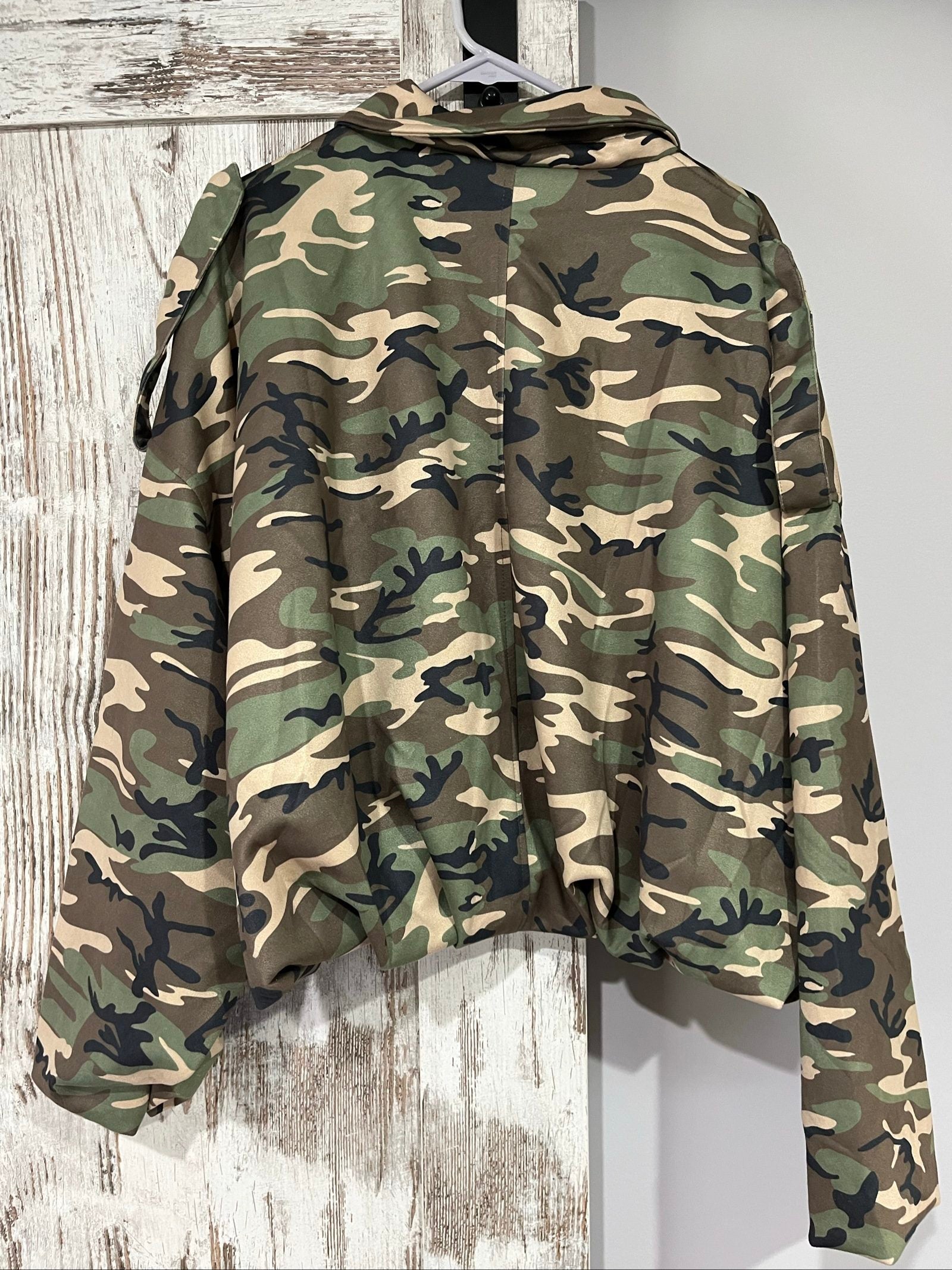 Smaibulun camouflage suede jacket in green, beige, and black with collared design and front zipper.
