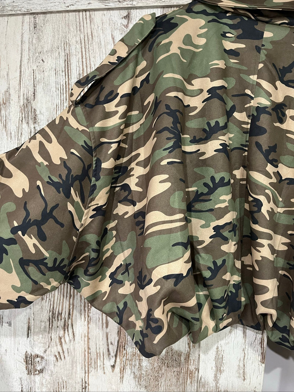 Smaibulun camouflage suede jacket in green, beige, and black with collared design and front zipper.