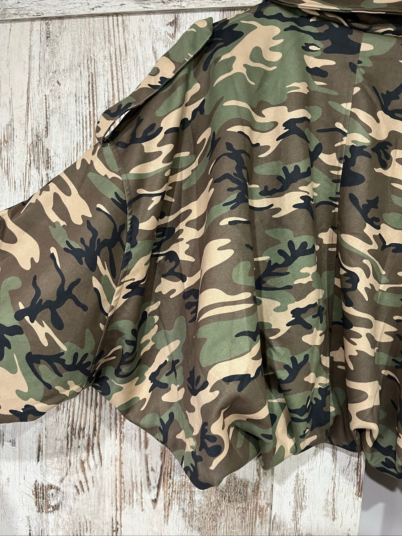 Smaibulun camouflage suede jacket in green, beige, and black with collared design and front zipper.