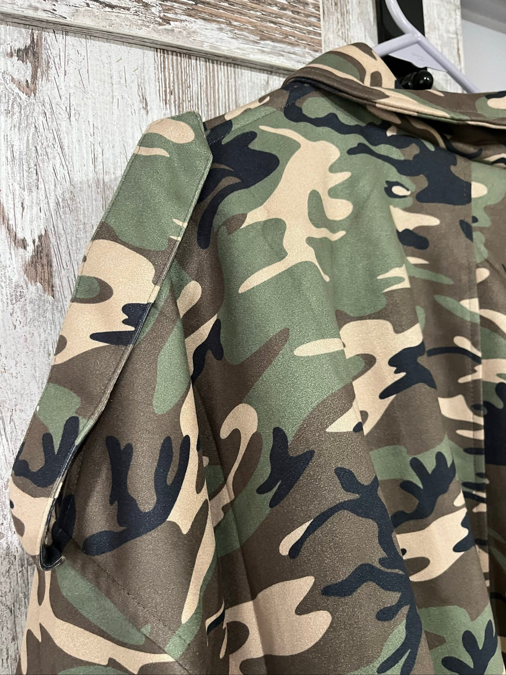 Smaibulun camouflage suede jacket in green, beige, and black with collared design and front zipper.