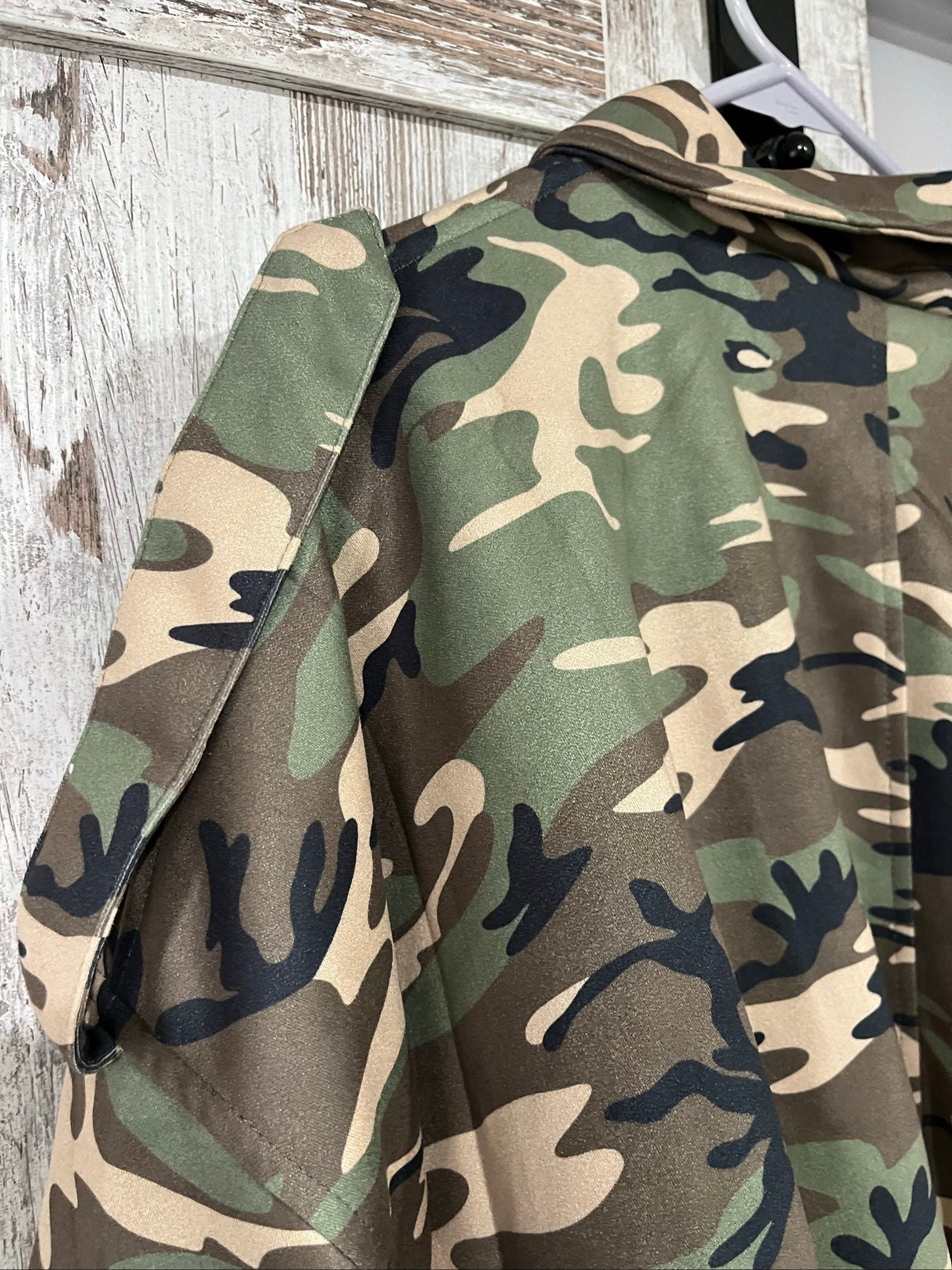 Smaibulun camouflage suede jacket in green, beige, and black with collared design and front zipper.