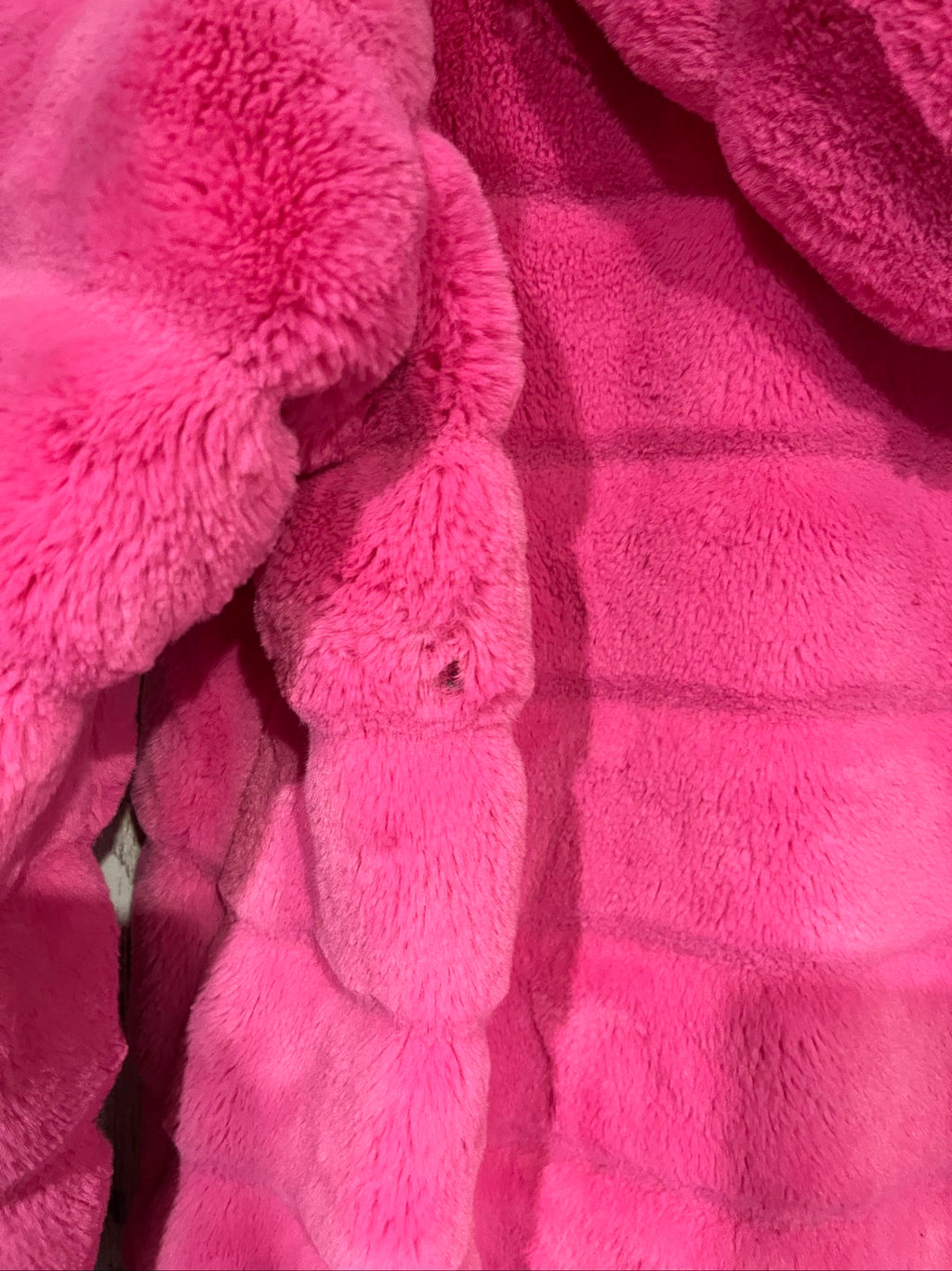 Apparis pink faux fur hooded jacket with snap-button closures and plush texture.
