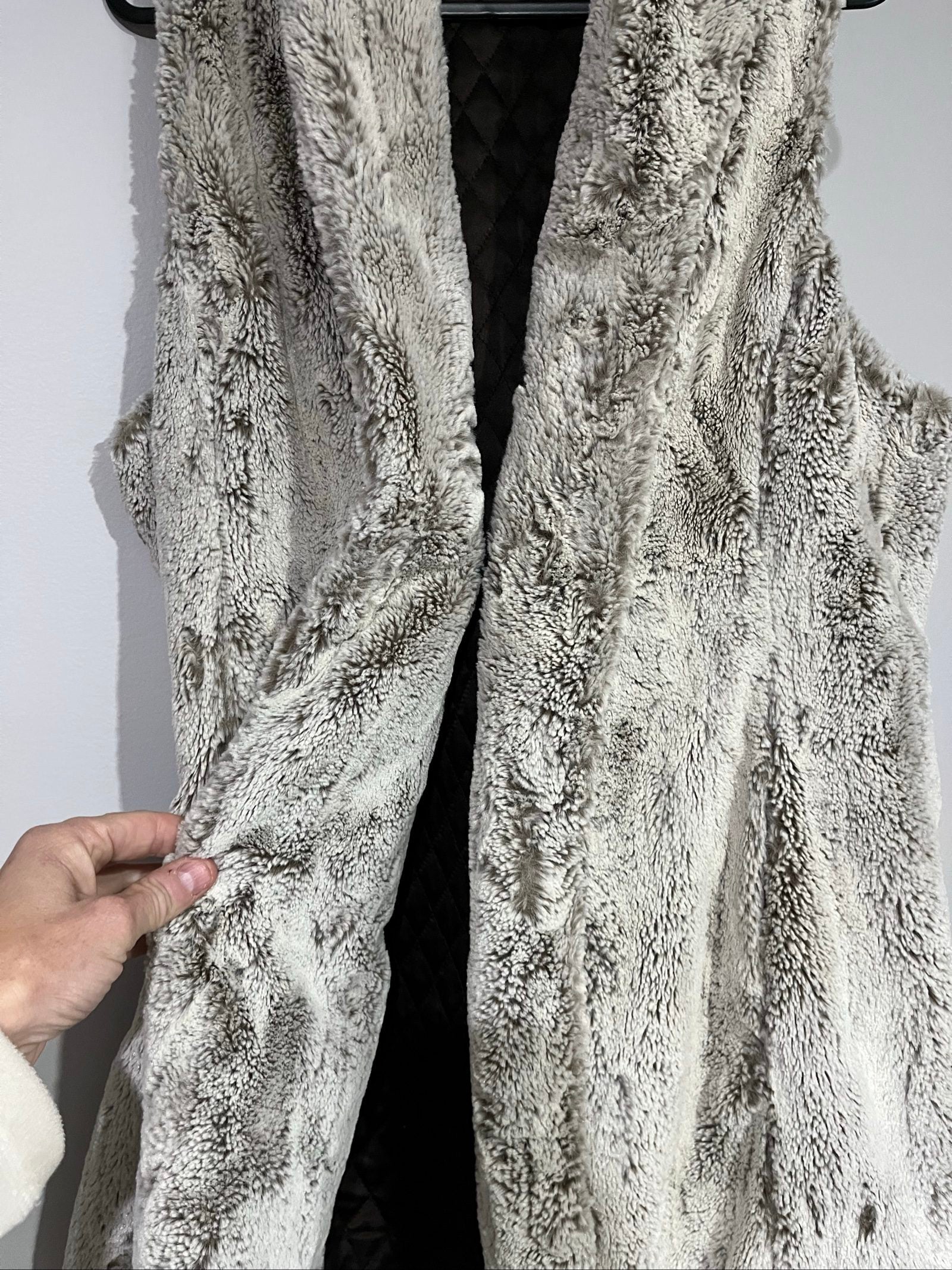 alice + olivia beige faux fur sleeveless vest with quilted black lining and side pockets