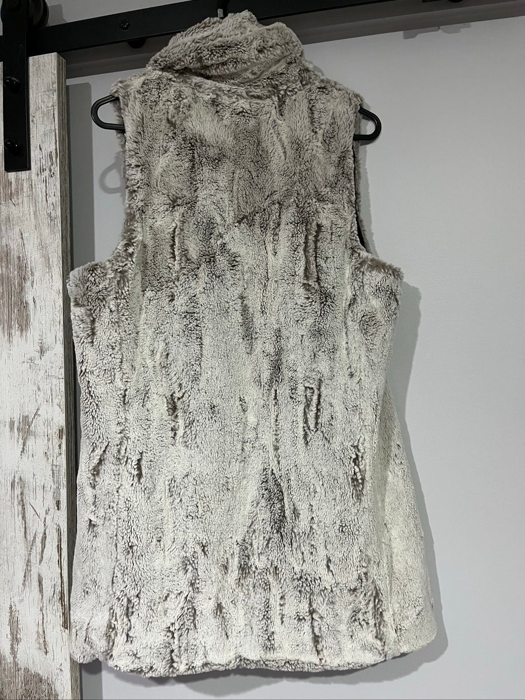 alice + olivia beige faux fur sleeveless vest with quilted black lining and side pockets