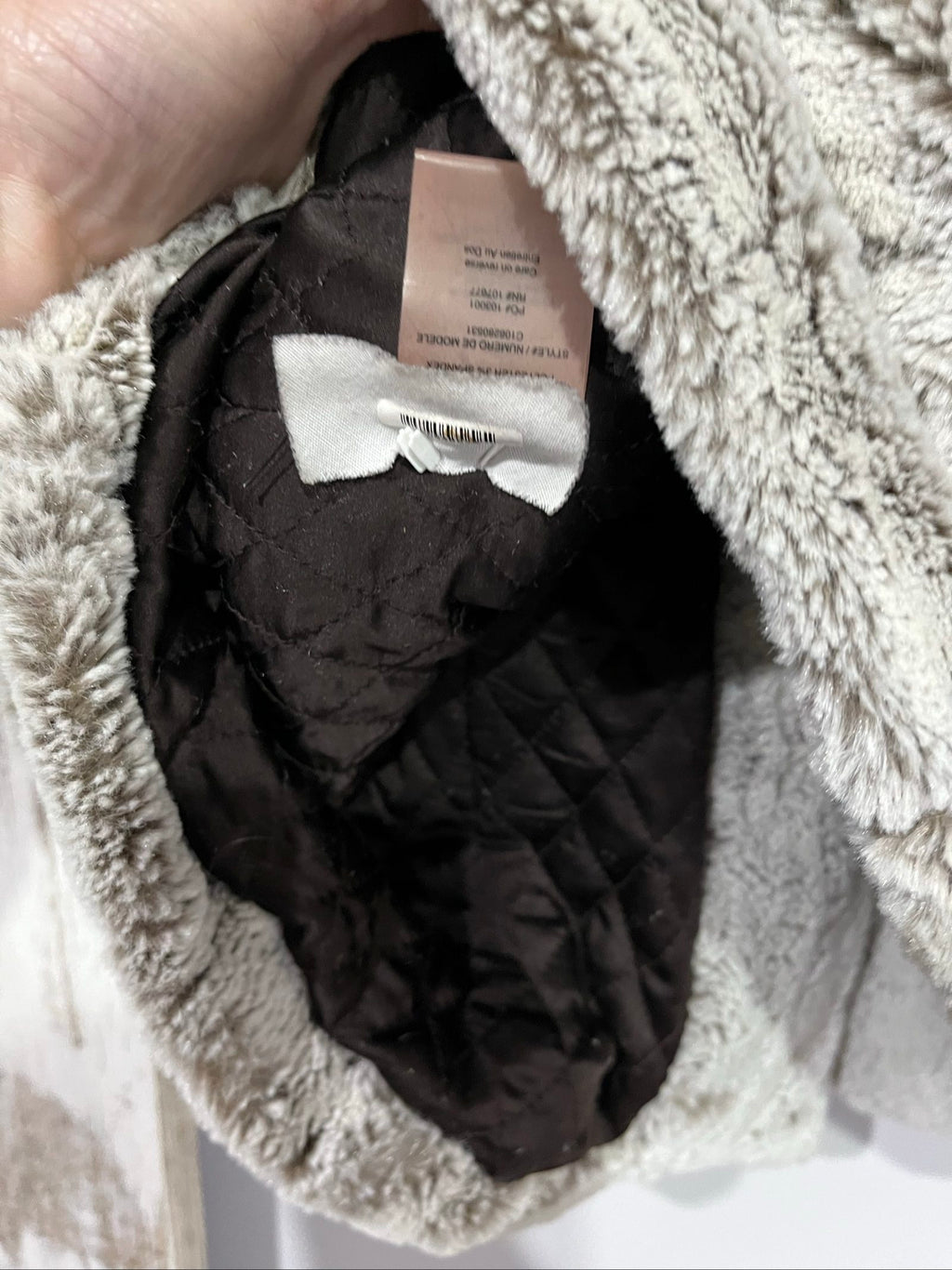 alice + olivia beige faux fur sleeveless vest with quilted black lining and side pockets